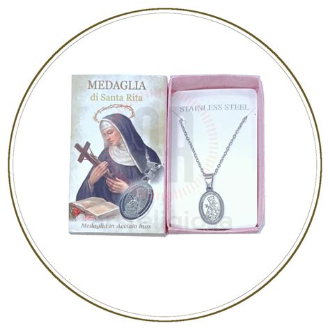 Fotografia di una medaglia in acciaio inossidabile raffigurante Santa Rita.