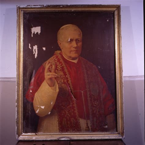 Ritratto storico di Papa Pio X e l'urna bronzea utilizzata per la traslazione delle reliquie