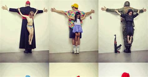 Fotografia artistica di Erik Ravelo raffigurante un bambino crocifisso su una figura umana come critica sociale.
