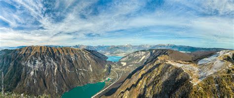Vista panoramica con sole splendente sul Monte Grappa
