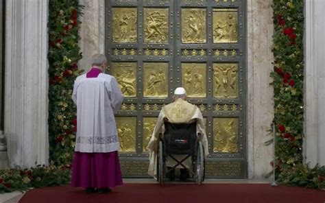 Papa durante la chiusura della Porta Santa della Basilica di San Pietro