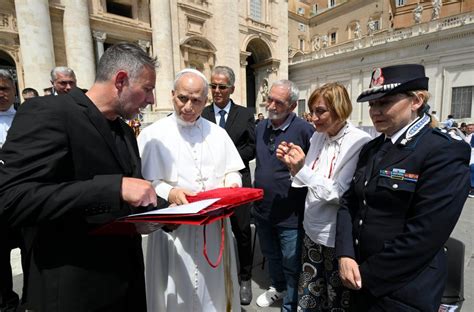 Foto di Papa che tiene l'Udienza Generale in Piazza San Pietro, con una folla di fedeli