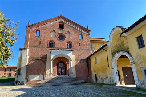 Vista esterna dell'Abbazia di Morimondo con facciata a capanna e tiburio ottagonale