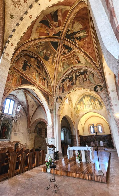 Interno della chiesa abbaziale di Morimondo con colonne in mattoni e volte a crociera