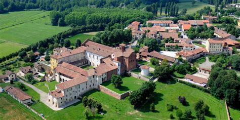 Vista panoramica del paese di Morimondo con l'abbazia in primo piano