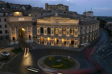 Foto panoramica dello Sferisterio di Macerata durante una rappresentazione operistica estiva