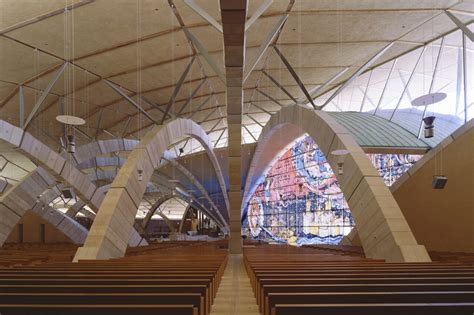 Dettaglio dei portoni di emergenza in rame integrati nel tetto curvo della Chiesa di Padre Pio.