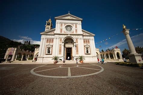 Veduta del sagrato triangolare della Chiesa di Padre Pio con le fontane a velo e la grande croce in pietra.