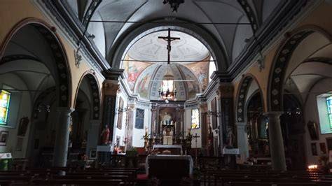 Interno della Parrocchiale di San Martino con l'altare maggiore