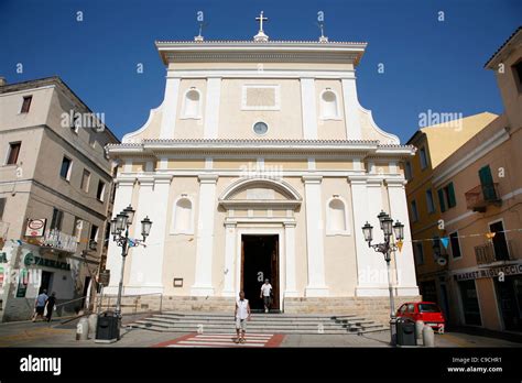 Inquadratura panoramica della chiesa di Santa Maria Maddalena a La Maddalena, con fedeli in attesa di entrare.