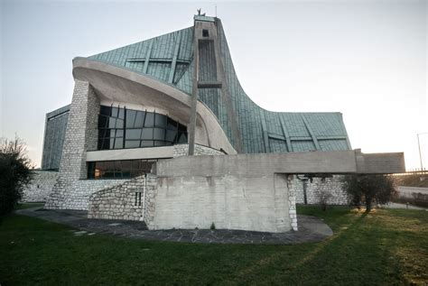 Facciata esterna della Nuova Chiesa di San Giovanni Battista a Carmiano, architettura contemporanea