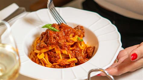Presentazione di un piatto tipico italiano servito al ristorante
