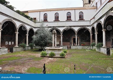 Veduta del Chiostro di San Giacomo della Marca nel Complesso Monumentale di Santa Maria la Nova a Napoli.