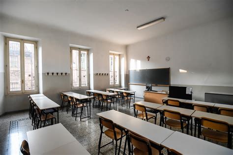 Crocifisso in un'aula scolastica italiana, rappresentando il contesto del dibattito pubblico