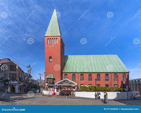 Fotografia architettonica della facciata in mattoni rossi della chiesa di Santa Maria a Molina di Malo, evidenziando lo stile quattrocentesco originario