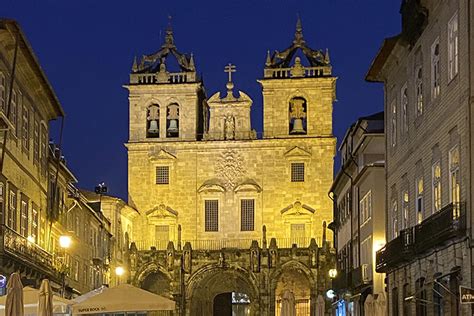 Foto panoramica della Cattedrale di Braga e dei suoi dettagli architettonici manuelini