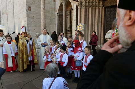 Immagine di Padre Ion Grebanosu con la comunità durante una funzione religiosa