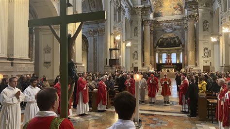 Foto della celebrazione del decennale della chiesa di Rovereto con la comunità e le autorità