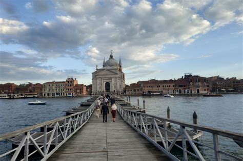 Vista del ponte votivo che collega le Zattere alla Giudecca durante la Festa del Redentore