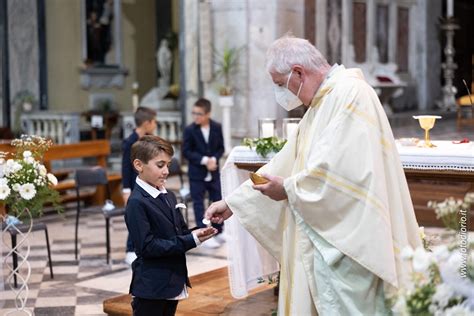 foto della cerimonia della Cresima con l'unzione da parte del vescovo