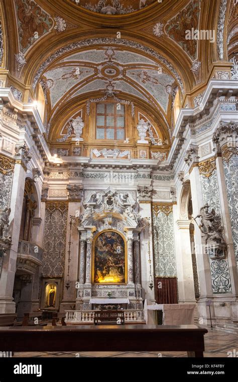 Interno della Chiesa di Santa Maria Assunta a Castelnuovo, mostrando altari e decorazioni