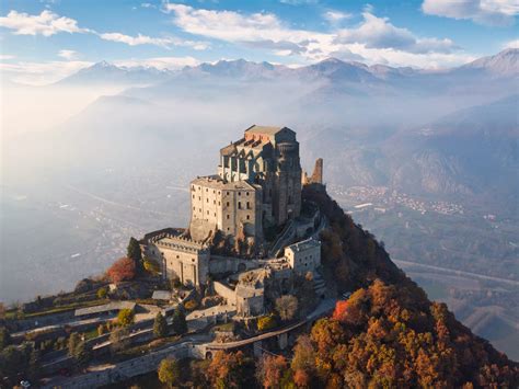 Veduta panoramica in HDR della Sacra di San Michele, che mette in risalto la struttura sulla roccia e le sfumature cromatiche del cielo.