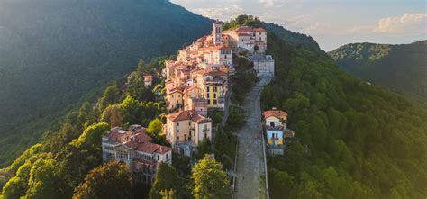 Veduta panoramica del Sacro Monte di Varese con il percorso acciottolato e le cappelle immerse nella natura