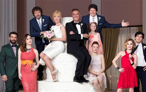 Foto di gruppo del cast principale della fiction Matrimoni e altre follie all'interno del set di Parco Paradiso
