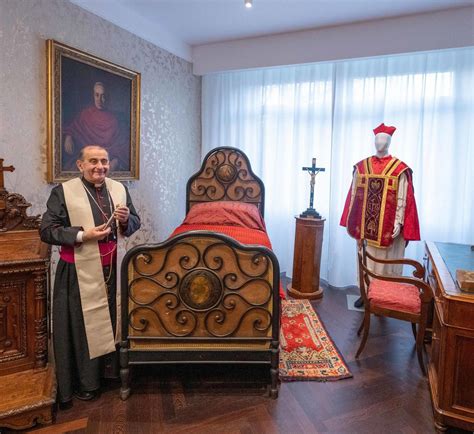 Foto della Chiesa Parrocchiale del Beato Cardinale Ferrari o immagine commemorativa di fiori
