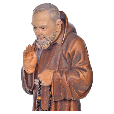 Foto ravvicinata del volto della statua di Padre Pio che mostra la finitura dettagliata e la qualità del materiale.