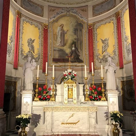 Foto suggestiva dell'interno della Chiesa Santo Spirito di Udine con un altare predisposto per l'esposizione del Santissimo Sacramento.