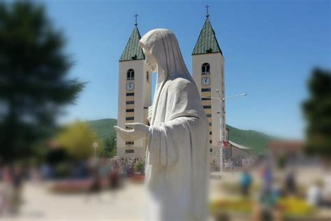 Raffigurazione della Madonna di Medjugorje che veglia sui fedeli in preghiera al tramonto