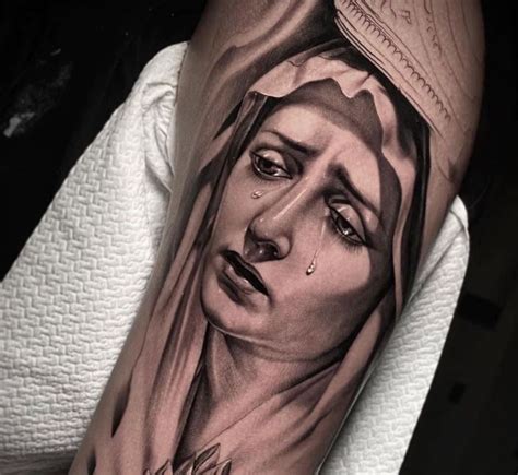 Un'infografica che mostra l'evoluzione iconografica della Madonna nel tatuaggio, dallo stile bizantino al realismo moderno