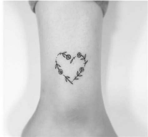 Esempi di piccoli tatuaggi stilizzati del Sacro Cuore posizionati sul polso e dietro la nuca
