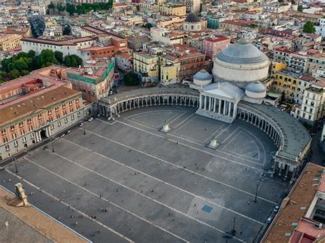 Infografica della disposizione del palco a Piazza del Plebiscito con l'elenco degli artisti principali tra cui Biagio Izzo e Rosario Miraggio