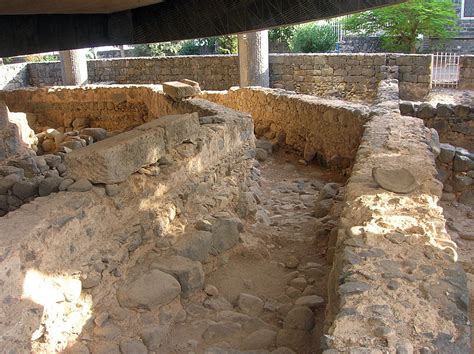 Foto dei resti archeologici della casa di Pietro e della sinagoga di Cafarnao