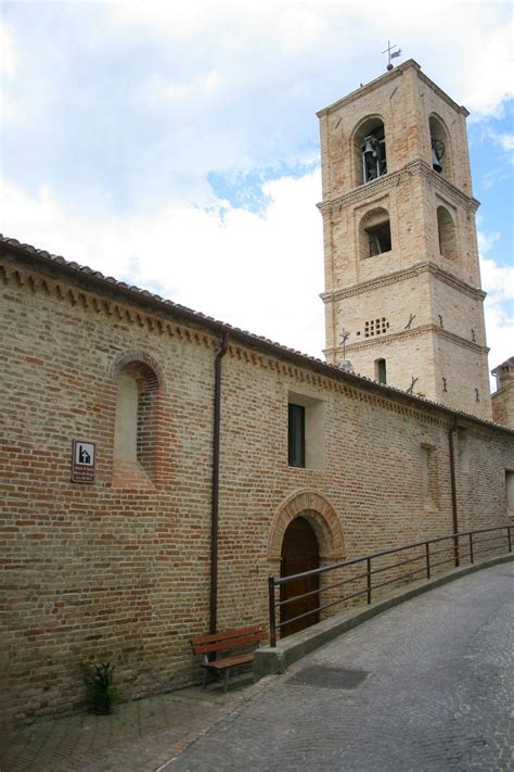 Facciata moderna della Chiesa di Santa Maria Assunta con il campanile a torre