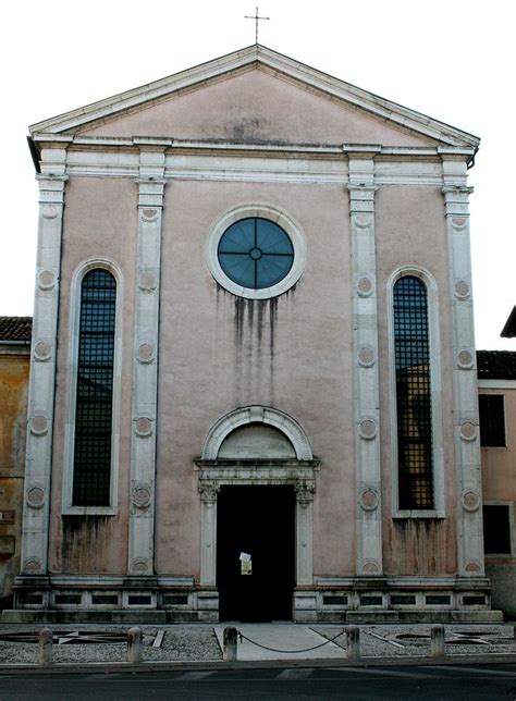 Dettaglio architettonico della facciata della Chiesa di San Rocco