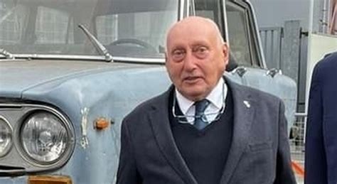 Foto di Paolo Picco con un'auto d'epoca