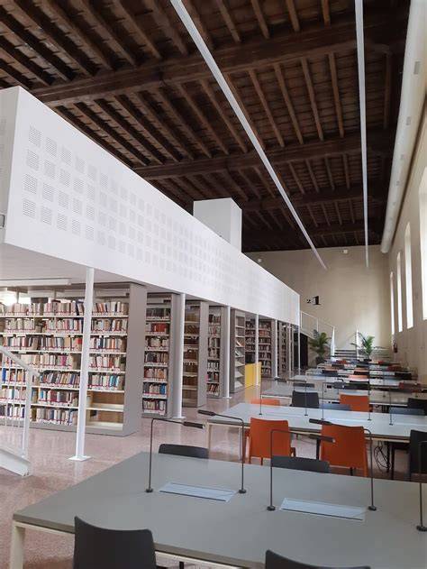 Interno della biblioteca della Facoltà di Medicina dell'USC