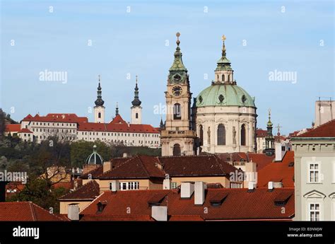 Facciata barocca del Santuario di Loreta a Praga con torre campanaria e balaustra