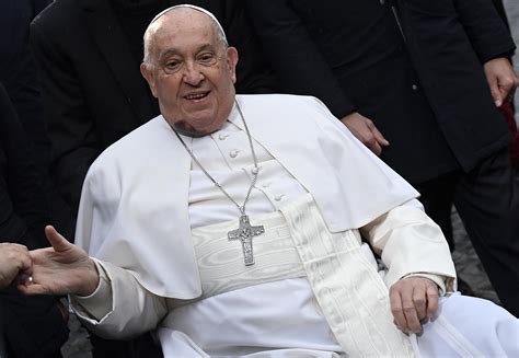 Papa Francesco confessa un fedele, foto tematica