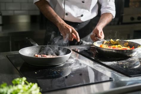 Foto dello Chef Francesco Pietrovito all'interno della sua cucina professionale