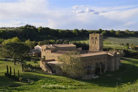 Foto panoramica esterna dell'Abbazia di San Giusto che mostra il volume circolare della cupola