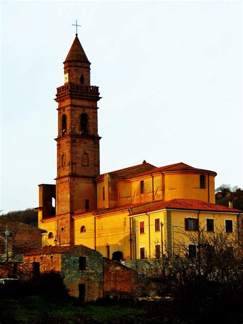 Dettaglio architettonico della torre campanaria e dell'orologio