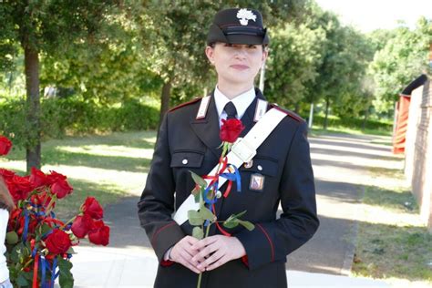 Foto evocativa di una cerimonia solenne dell'Arma dei Carabinieri con la figura della Virgo Fidelis sullo sfondo