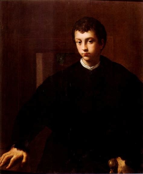 Ritratto di un giovane sacerdote in contesto ecclesiale