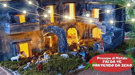 Esempio di presepe realizzato con cartoncino ondulato, tubi di cartone e decorazioni dipinte