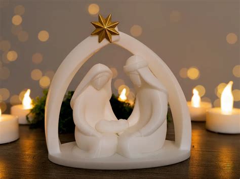 Design minimalista di un presepe moderno in resina con statuine stilizzate