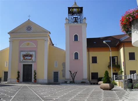 Scorcio della chiesa parrocchiale di San Salvatore a Pesco Sannita durante i riti pasquali